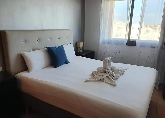 Spacious And Comfortable Paraiso Ii Apartment